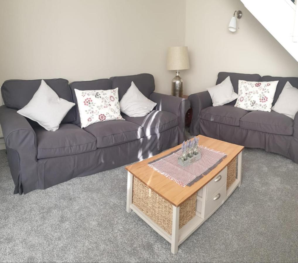 Cosy 3 Bedroom Residential House, Private Garden, 30 Minutes From Alton Towers, 5 Minute Walk To Trentham Gardens. Stoke-on-Trent Exterior photo